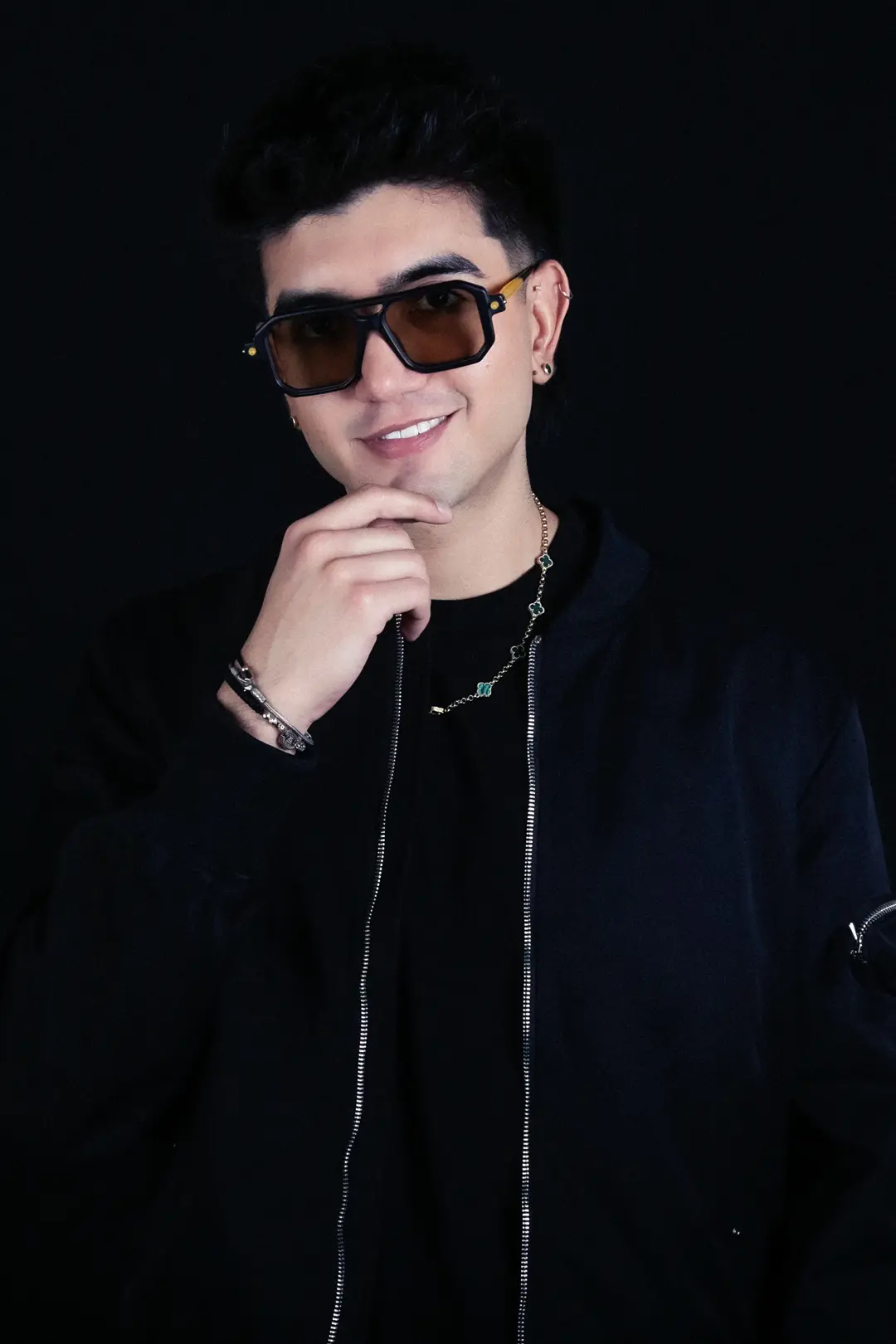 Meses después ingresó al reality la descargar, programa donde impresionó con su talento y potencia vocal. Mi Gente 3.0