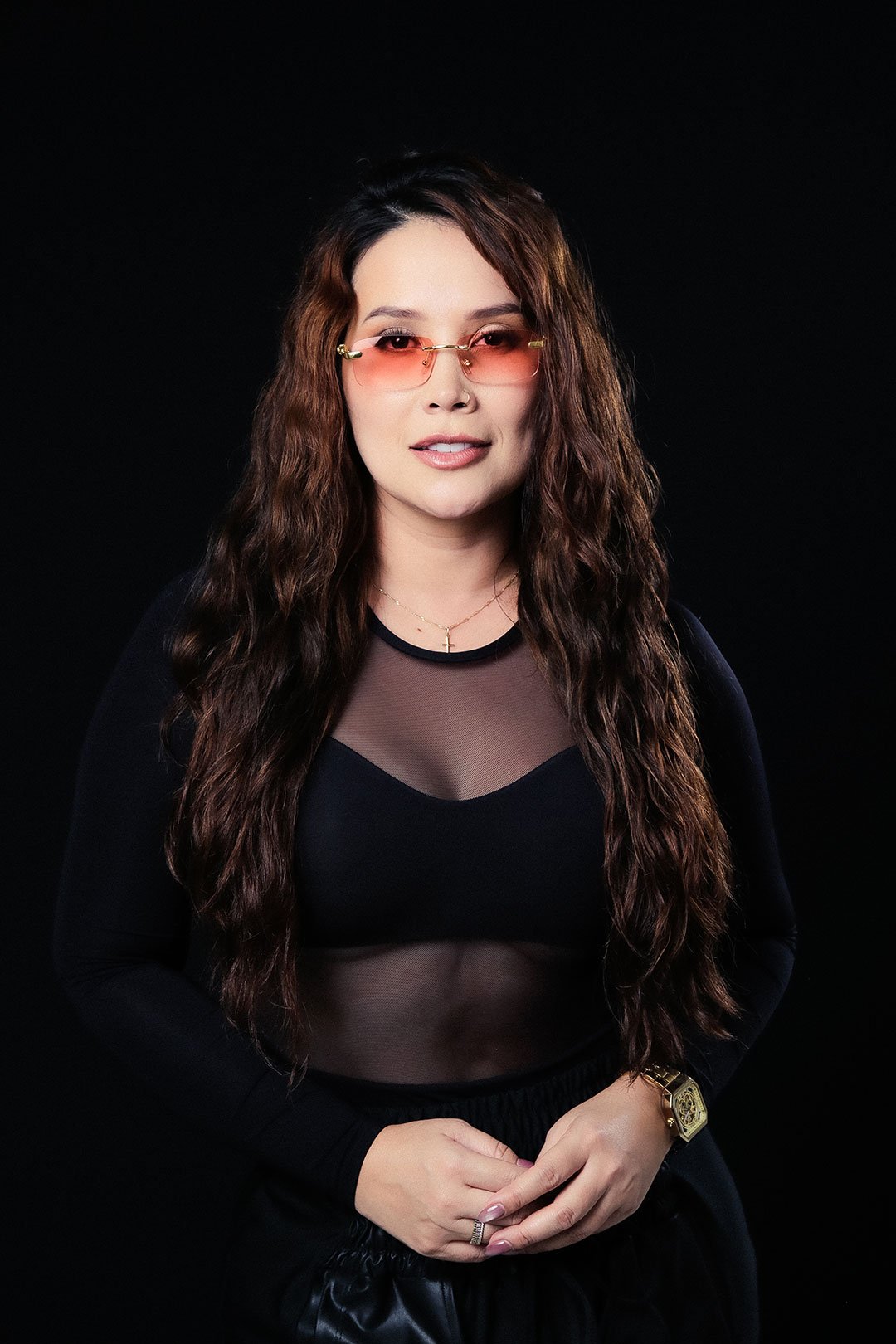 kari castillo presenta un nuevo himno de empoderamiento con ‘Váyase a la M’.