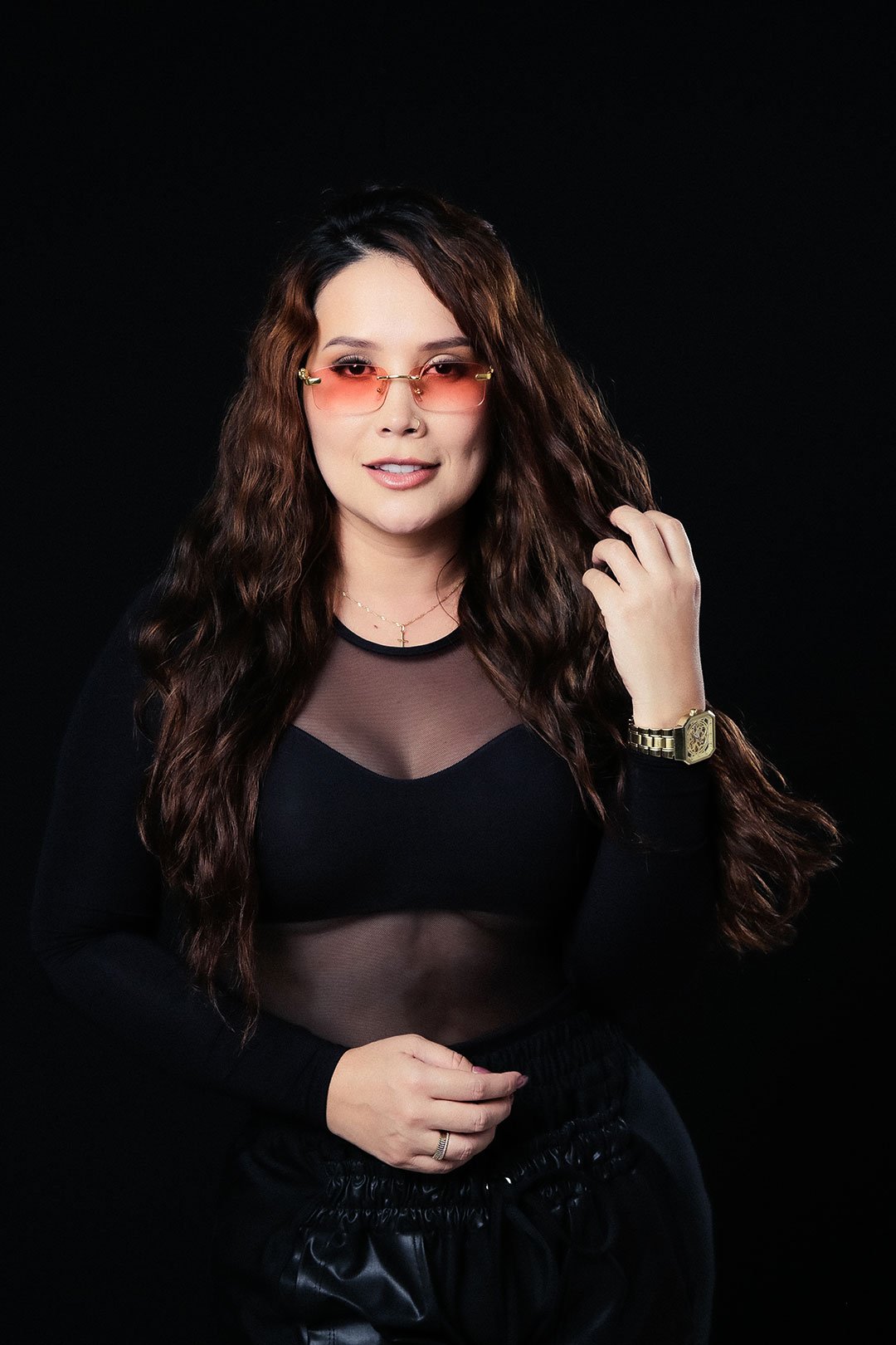 kari castillo presenta un nuevo himno de empoderamiento con ‘Váyase a la M’.