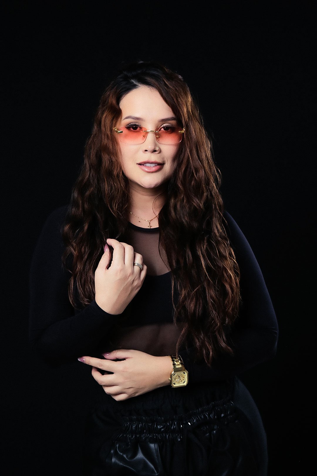 kari castillo presenta un nuevo himno de empoderamiento con ‘Váyase a la M’.