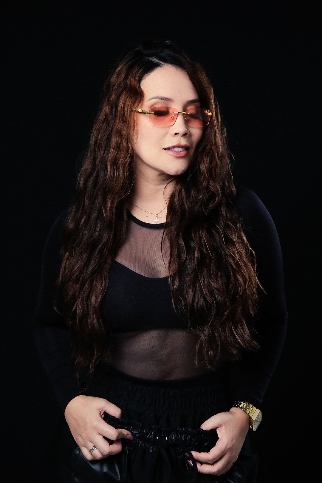 kari castillo presenta un nuevo himno de empoderamiento con ‘Váyase a la M’.
