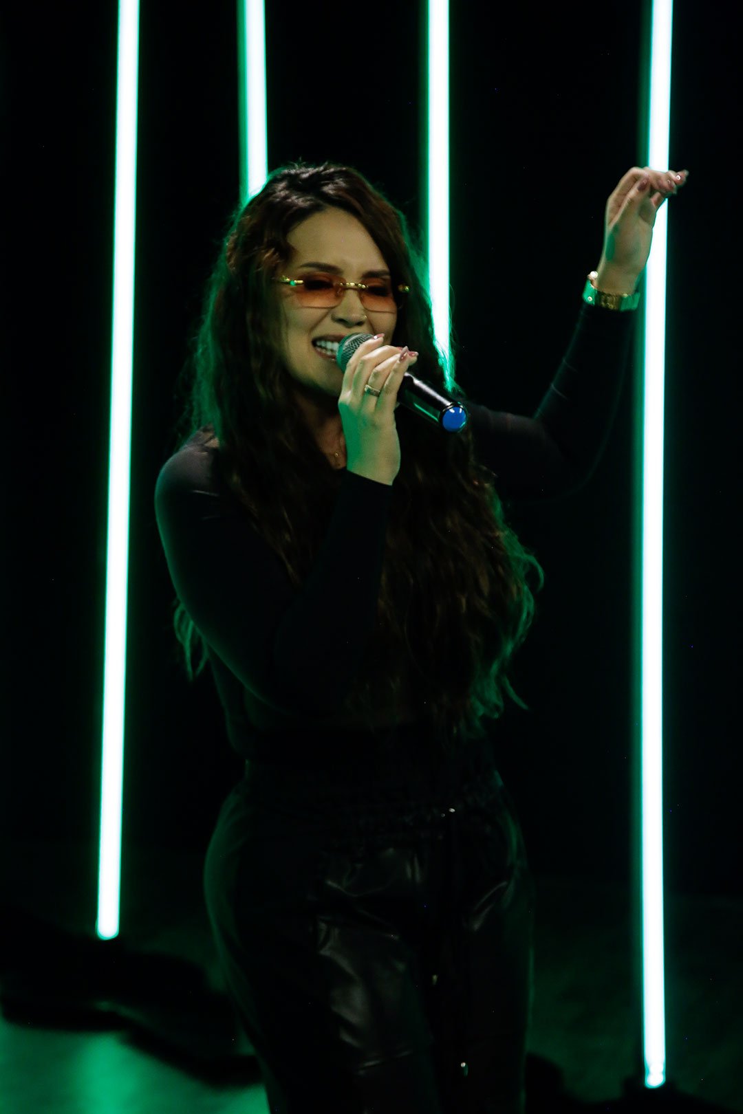 kari castillo presenta un nuevo himno de empoderamiento con ‘Váyase a la M’.