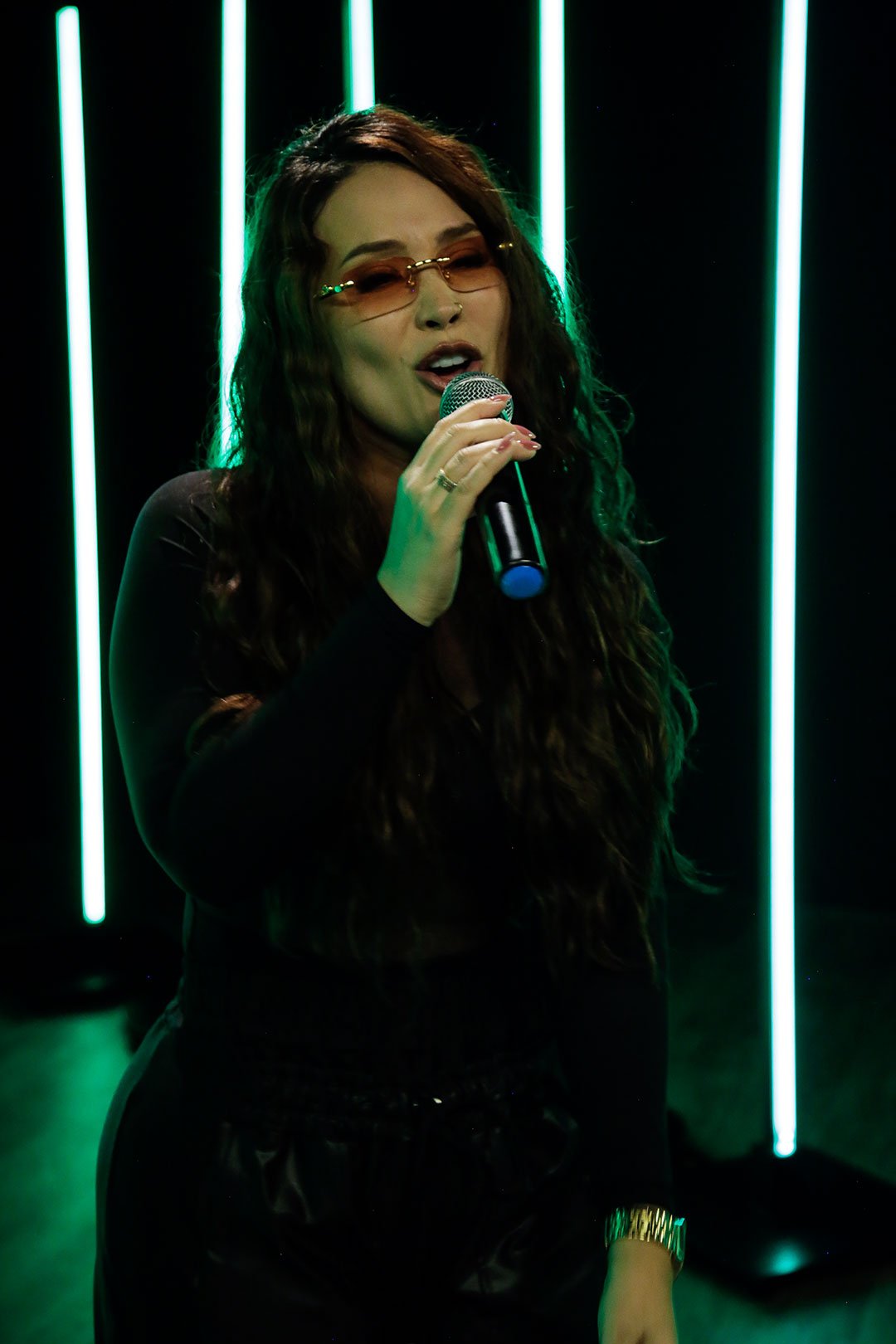 kari castillo presenta un nuevo himno de empoderamiento con ‘Váyase a la M’.