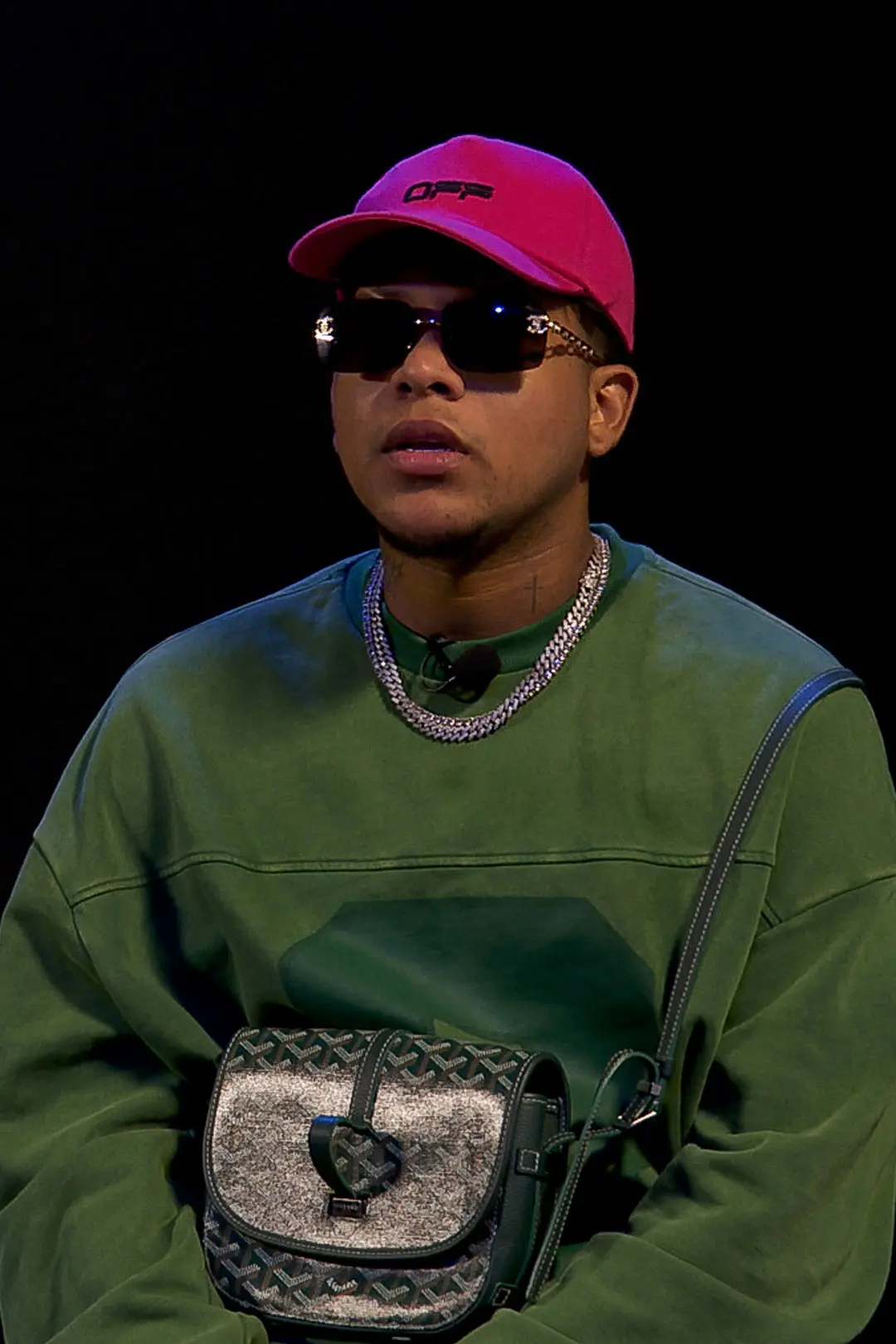 Aunque Luister La Voz es un artista urbano con letras reflejadas al amor al prójimo, no ha hecho canciones de su historia. Por el contrario todos son dedicadas a sus fans.