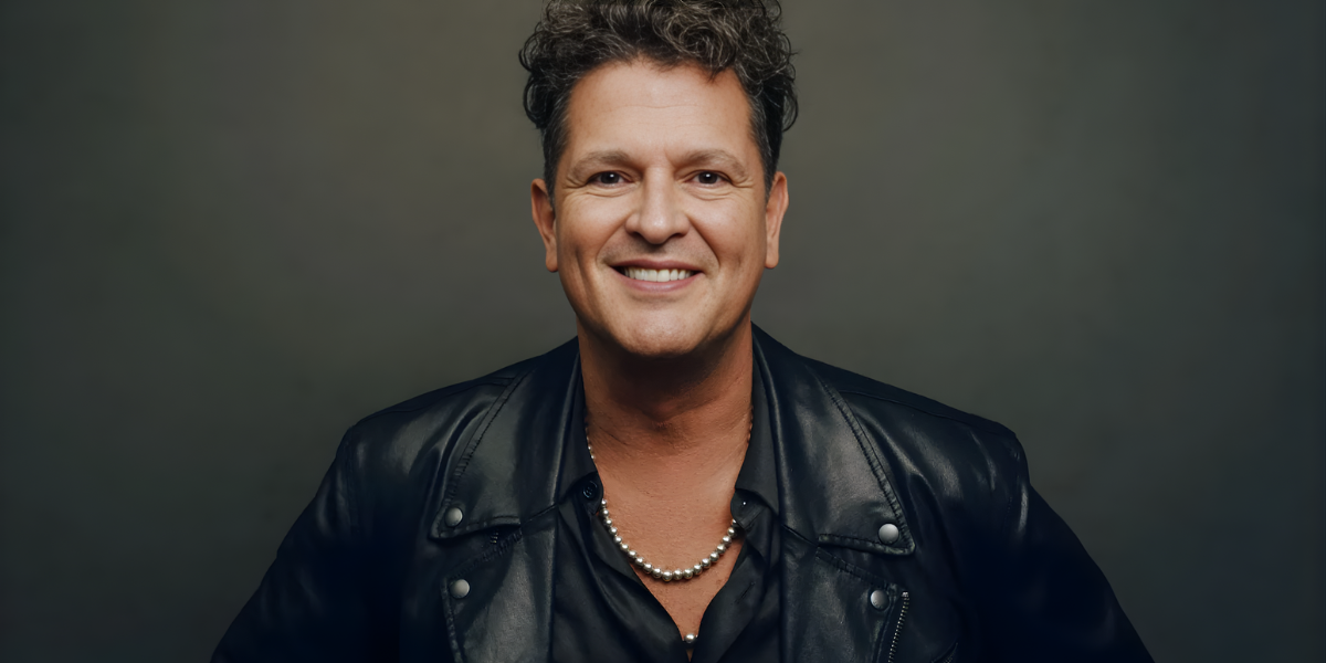 Carlos Vives anuncia el 'Tour del Sol' y celebra tres décadas con la llegada de 'El Último Disco'