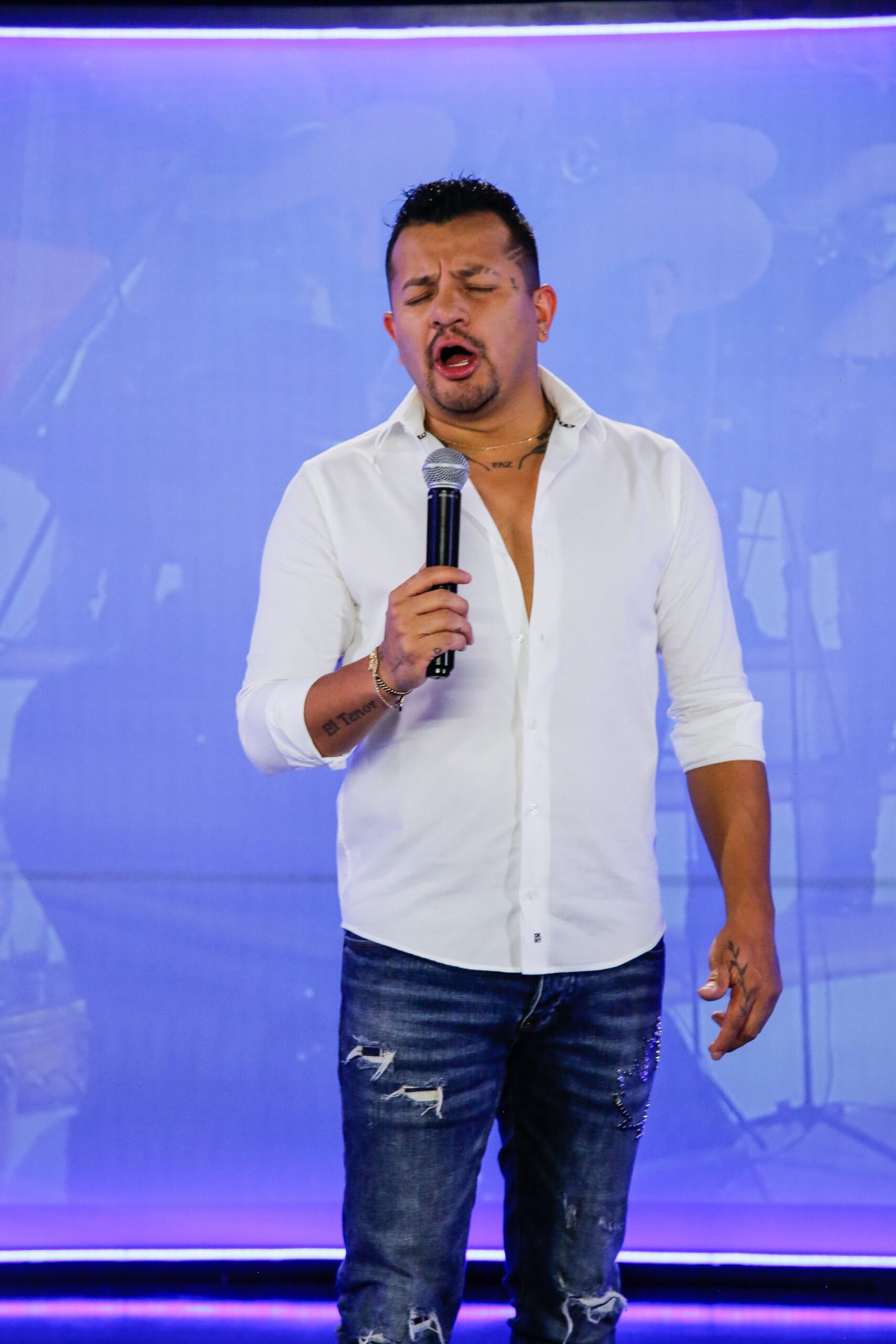 Breiner Gaster: Entre la voz de “El Tenor” la realidad de la calle y el sueño de la fe